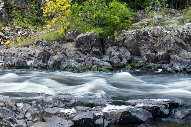 El agua fluye a través de las rocas en el mar