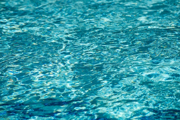 Agua en el fondo de la piscina con textura de agua ondulada o abstracta de onda de alta resolución