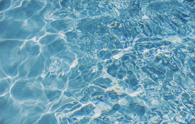 Agua en el fondo de la piscina con textura de agua ondulada o abstracta de onda de alta resolución