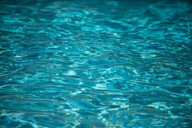 Agua en el fondo de la piscina con textura de agua ondulada o abstracta de onda de alta resolución