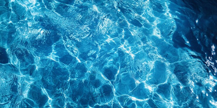 el agua en esta foto es de color azul