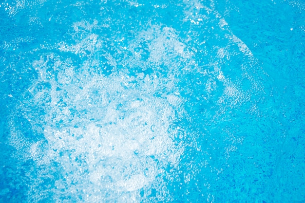 Água fresca azul clara no jacuzzi. fundo de massagem spa.