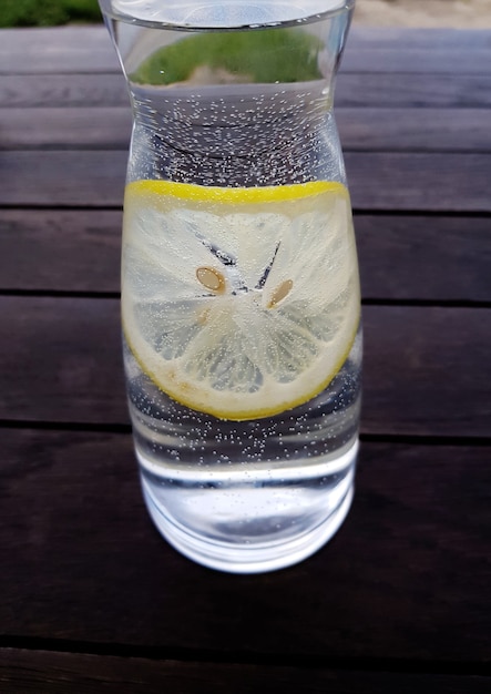 Água fresca e fria com limão em uma jarra. dieta