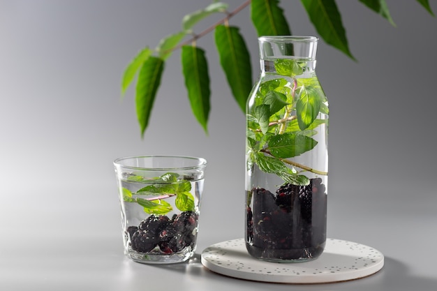 Agua fresca con infusión de menta y moras