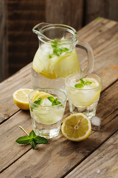 Agua fresca con limón, menta y pepino.