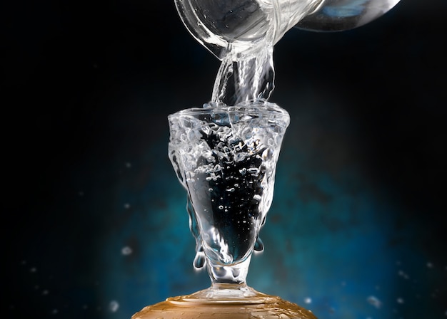 Agua fresca natural vertida en un vaso