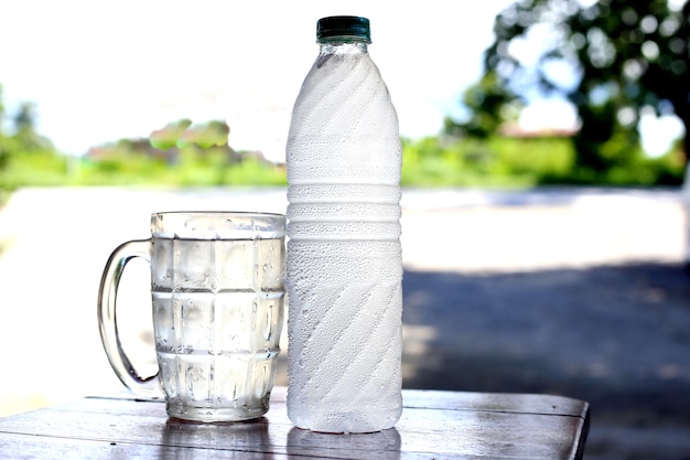 Foto agua fría en botella de plástico