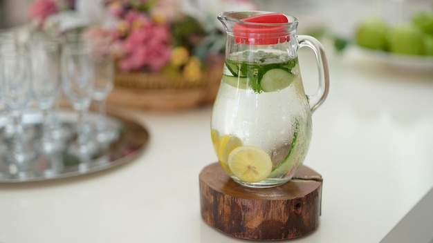 Agua de frutas con limón, lima, pepino y menta en jarra de vidrio