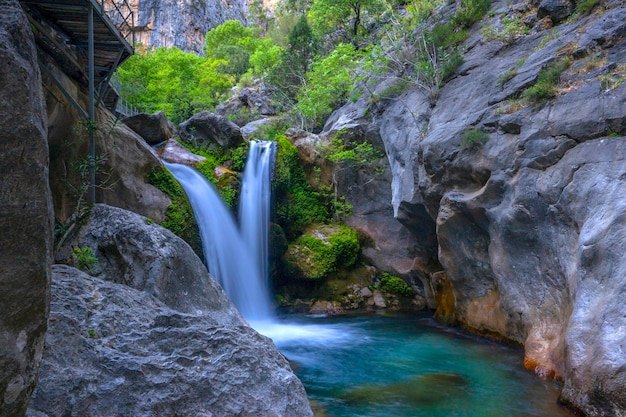 água gelada e cachoeira saindo da montanha