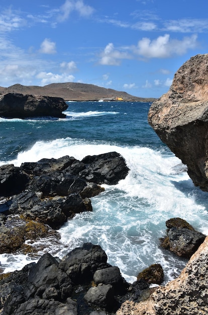 Água girando em torno de rochas de lava em aruba