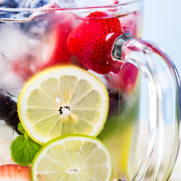 Agua infundida con bayas frescas orgánicas.