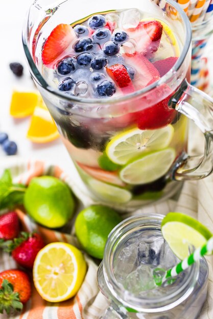 Agua infundida con bayas frescas orgánicas.