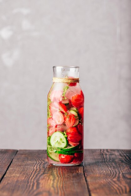 Água Infundida com Pepino Morango e Tomilho