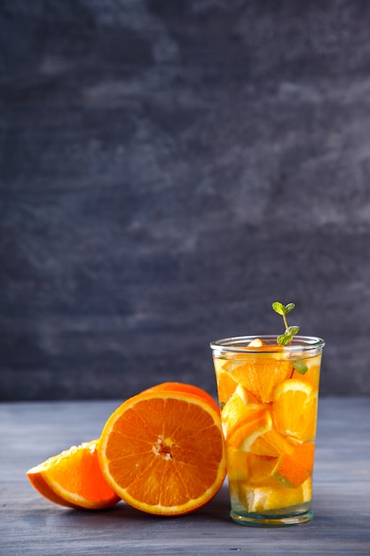 Agua infundida de desintoxicación con naranja. Bebida saludable.