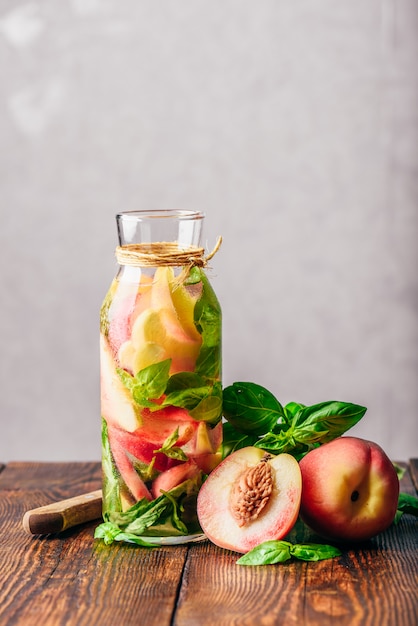 Agua infundida con durazno y albahaca.