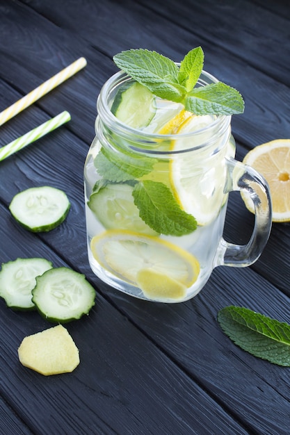 Agua infundida en un frasco de vidrio