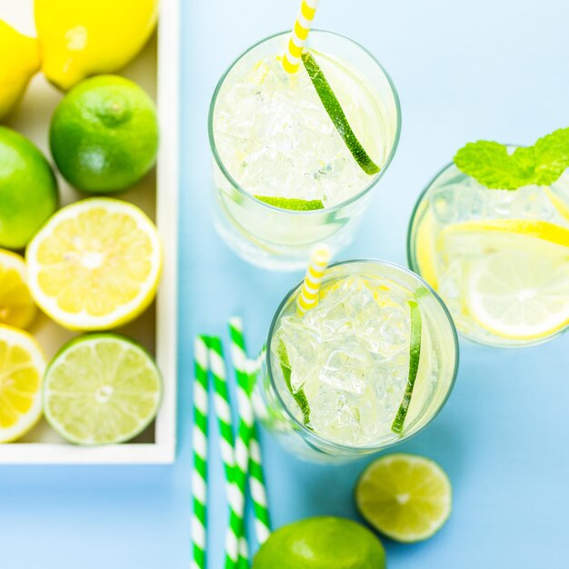 Agua infundida con frutas cítricas frescas y hielo.