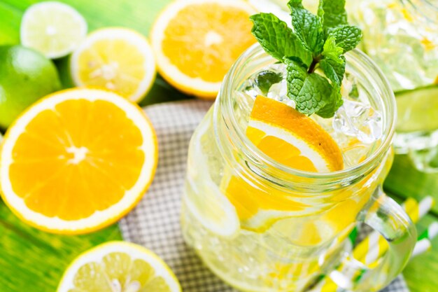 Agua infundida con frutas cítricas frescas y hielo.