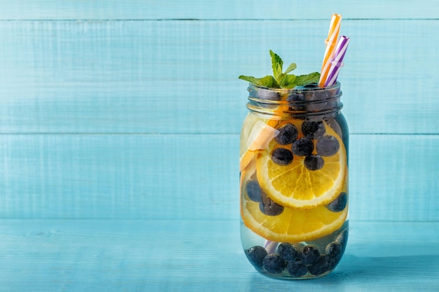 Agua infundida de frutas de desintoxicación Refrescante cóctel casero de verano enfoque selectivo