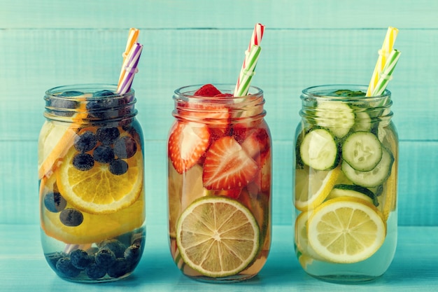 Agua infundida de frutas detox. Refrescante cóctel casero de verano, enfoque selectivo.