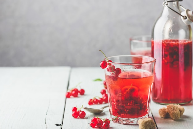 Agua infundida con grosella roja y azúcar