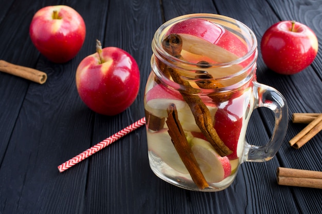 Agua infundida con manzana y canela