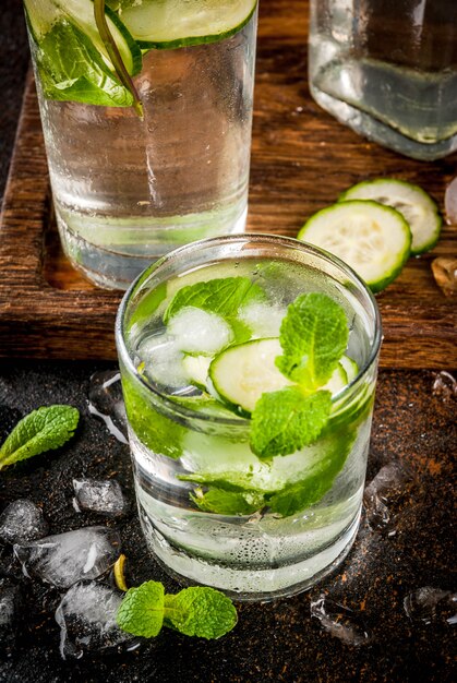 agua infundida con menta y pepino