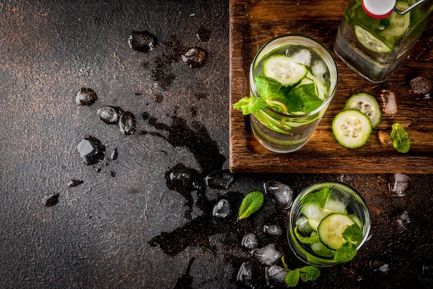 agua infundida con menta y pepino