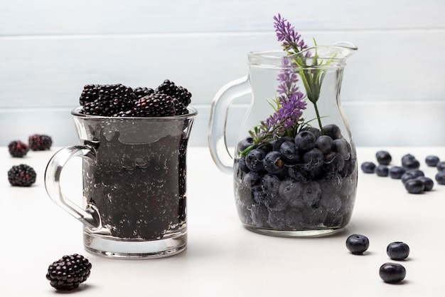 Agua infundida de moras y arándanos en tazas de vidrio