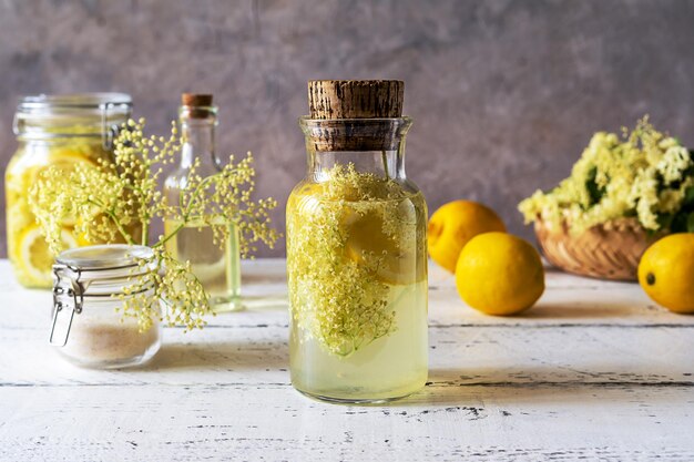 Agua infundida de saúco o jarabe hecho con flores frescas y limones