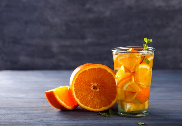 Agua de infusión de desintoxicación con naranja
