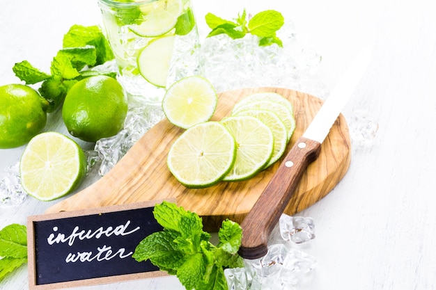 Agua de infusión fresca elaborada con cítricos y bayas orgánicas.