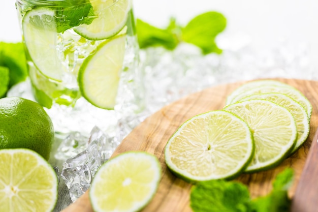 Agua de infusión fresca elaborada con cítricos y bayas orgánicas.