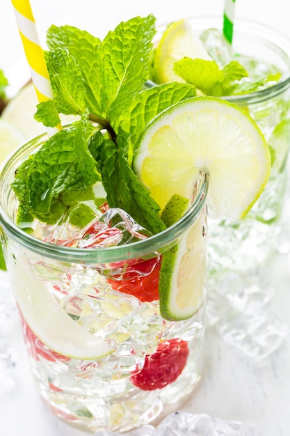 Agua de infusión fresca elaborada con cítricos y bayas orgánicas.