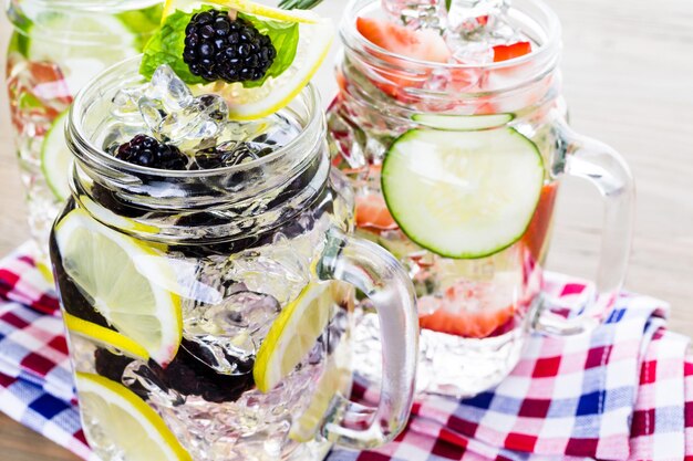 Agua de infusión fresca elaborada con cítricos y bayas orgánicas.