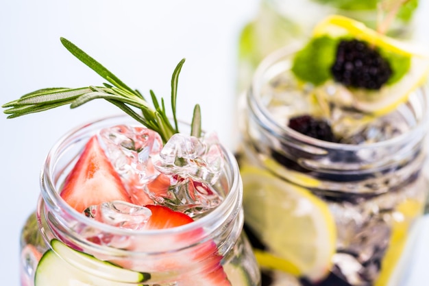 Agua de infusión fresca elaborada con cítricos y bayas orgánicas.