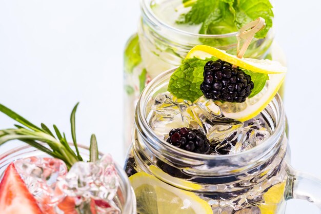 Agua de infusión fresca elaborada con cítricos y bayas orgánicas.