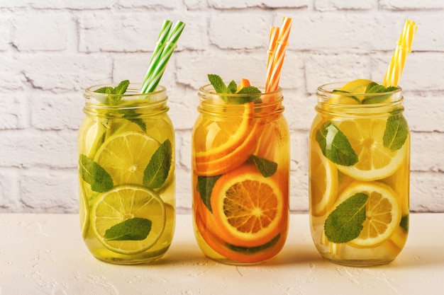 Agua de infusión de fruta detox en frascos