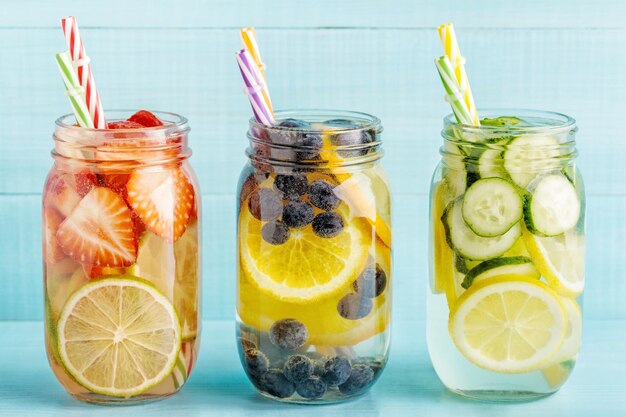 Agua infusionada con frutas detox. Refrescante cóctel casero de verano, enfoque selectivo.