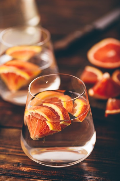 Agua infusionada con naranjas sangrientas