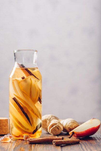 Agua infusionada con pera, jengibre y canela