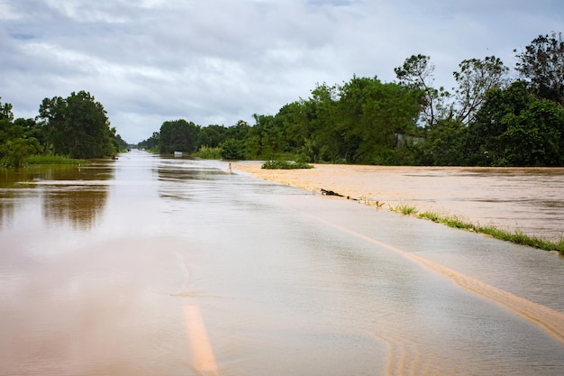 El agua de la inundación fluye a través de la carretera después de fuertes vientos y marejadas ciclónicas.