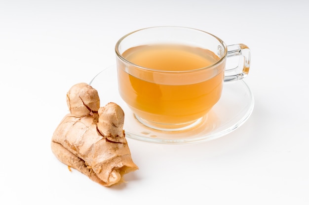 Agua de jengibre y jengibre fresco aislado sobre un fondo blanco. El jengibre es una hierba útil y tiene propiedades medicinales.