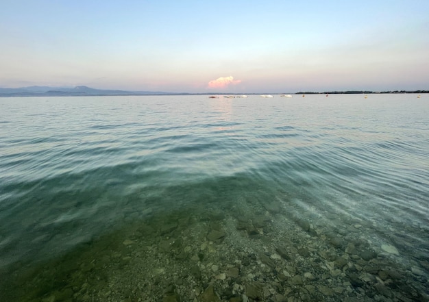 Agua del lago de garda en italia rodeado de montañas