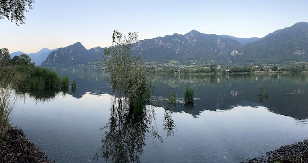 Agua del lago de garda en italia rodeado de montañas