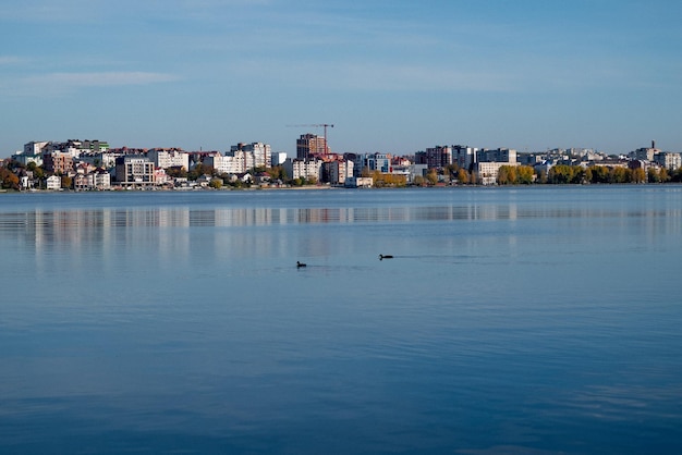 El agua del lago otoñal alberga las hojas amarillas.