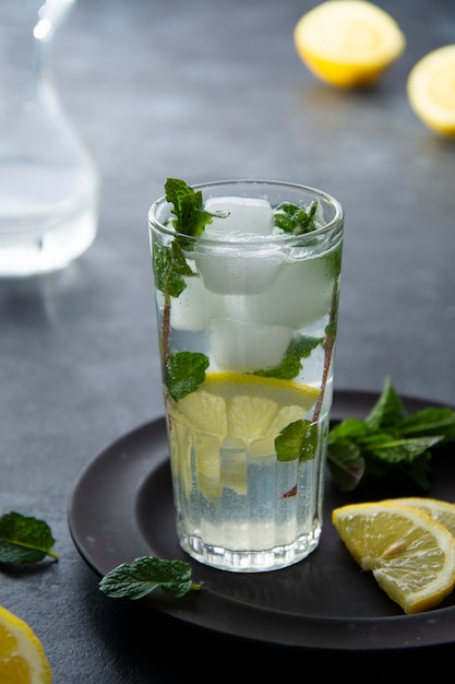 Agua de limon. Jugo de limón fresco con un vaso de agua con gas. Bebida de verano. Detox, bebida estimulante del sistema inmunológico.