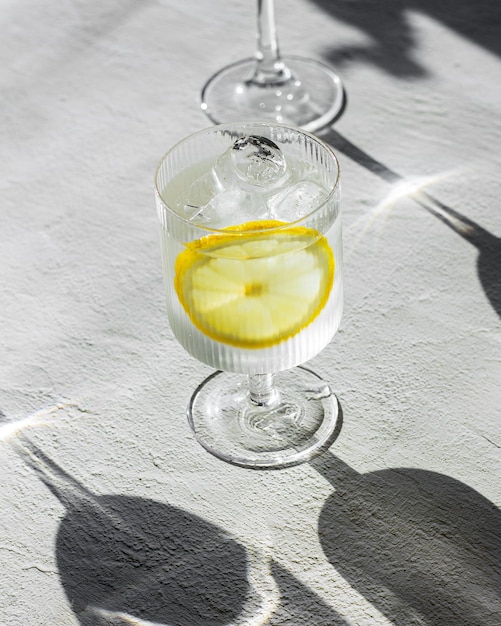 Agua de limonada helada Fotografía de comida a la luz del sol