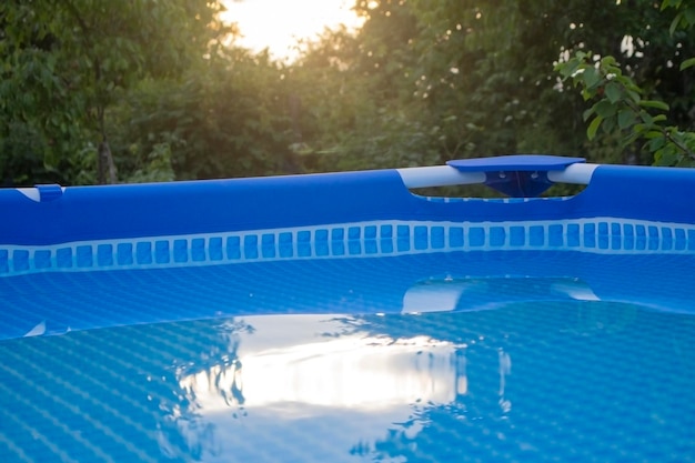 Água limpa brilhante transparente em uma piscina no verão na natureza