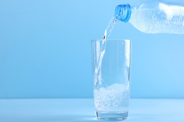 Foto Água limpa em um copo e garrafa na mesa